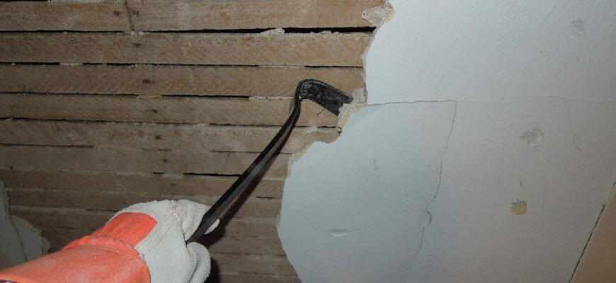 Как удалить старую штукатурку с поверхности стены