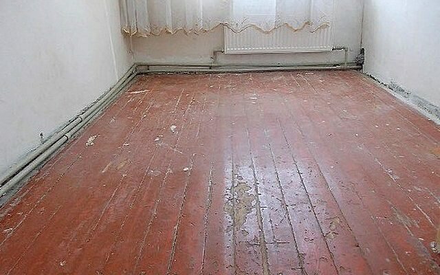 деревянный пол скрипит