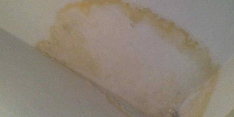 желтое пятно на потолке